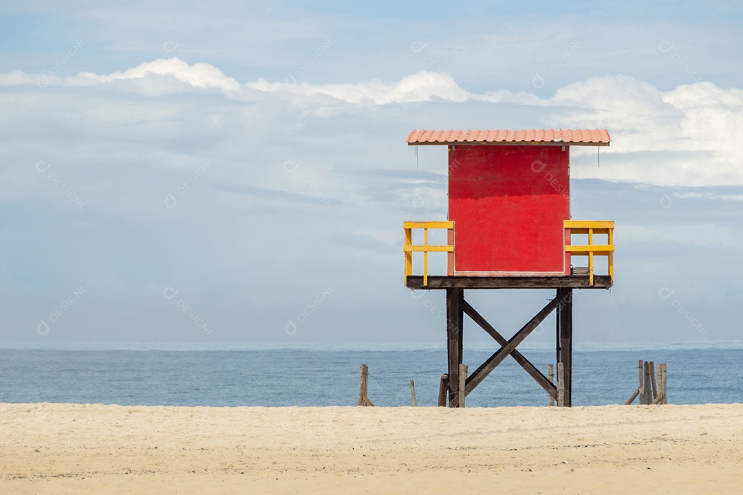 posto de salva-vidas vermelho na praia de copacabana com o mar ao fundo e o céu azul no rio de janeiro Brasil.