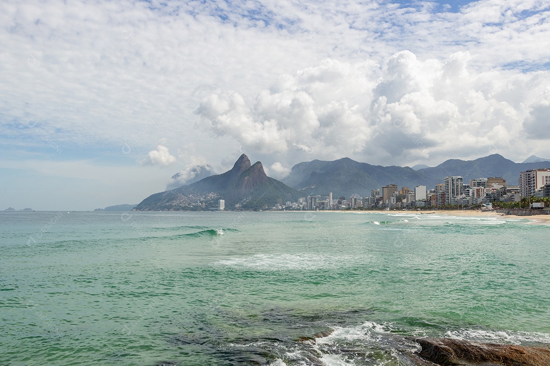praia do arpoador vazia durante a pandemia de coronavírus no Rio de Janeiro, Brasil.