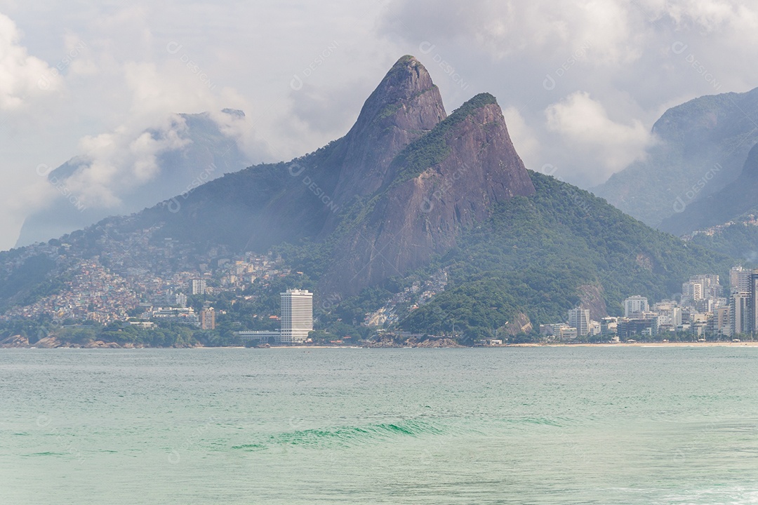 morro de dois irmãos visto da praia Arpão vazio durante a pandemia de coronavírus no Rio de Janeiro, Brasil.