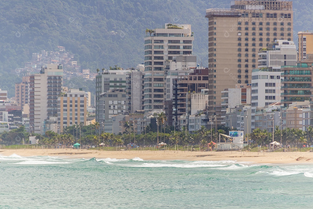 praia de ipanema vazia durante a pandemia de coronavírus no Rio de Janeiro, Brasil.