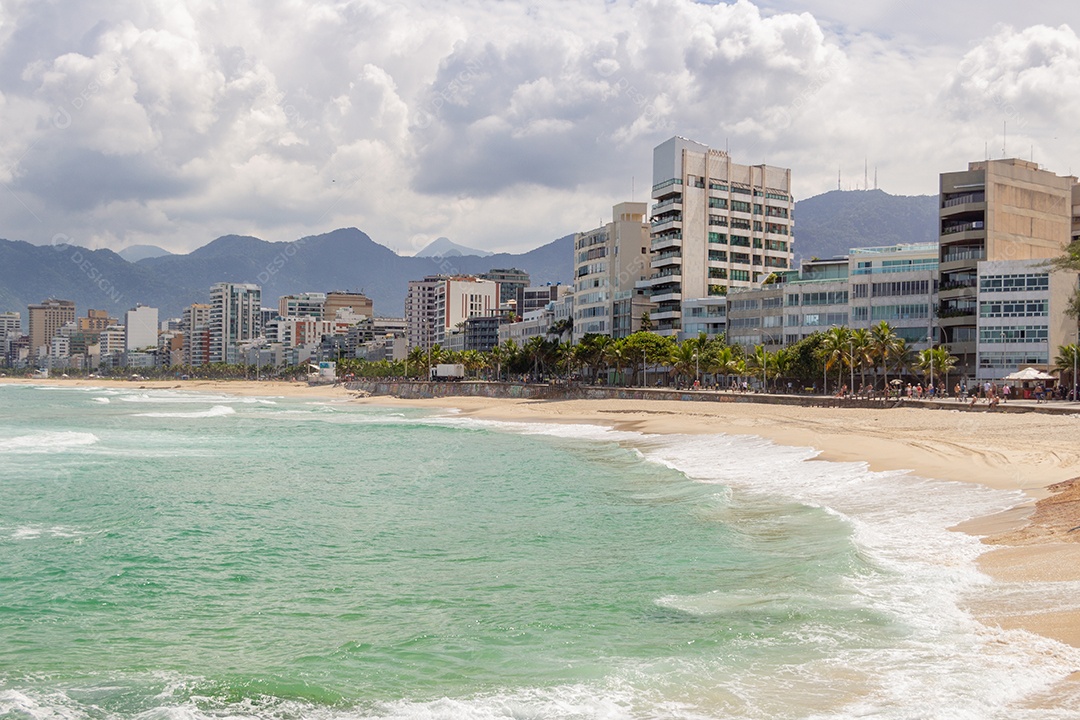 praia de ipanema vazia durante a pandemia de coronavírus no Rio de Janeiro, Brasil.