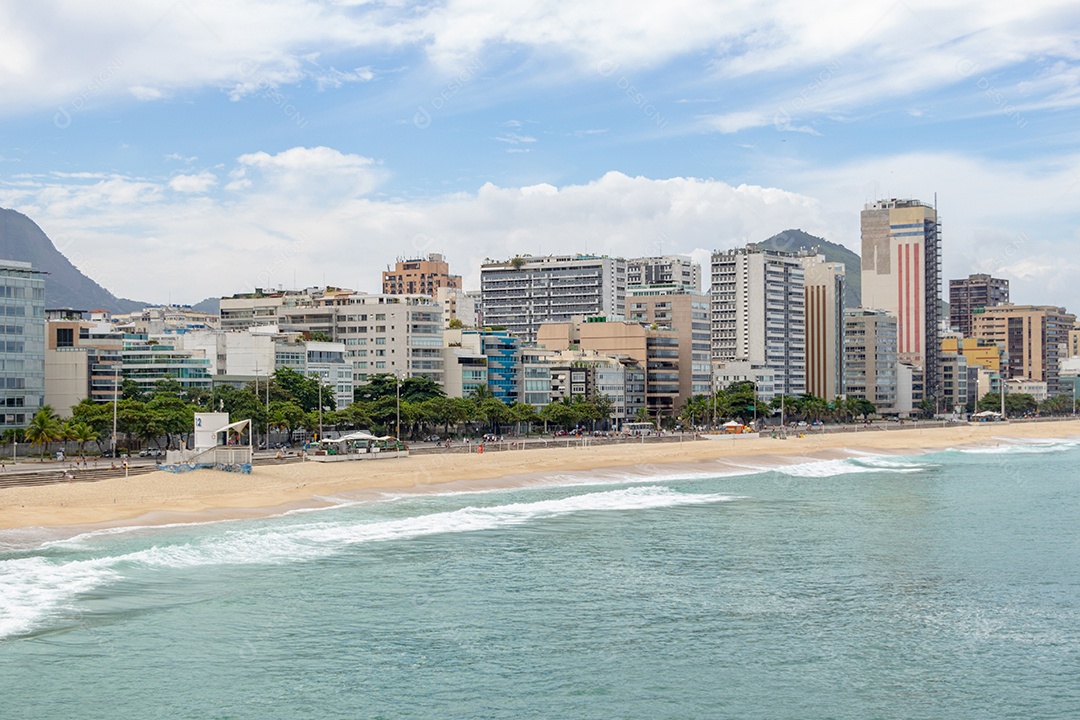 praia do leblon com areia vazia durante a pandemia de coronavírus no Rio de Janeiro, Brasil.