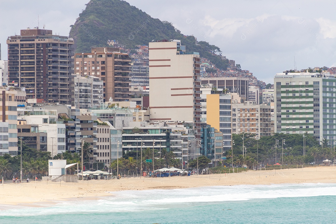 praia do leblon com areia vazia durante a pandemia de coronavírus no Rio de Janeiro, Brasil.