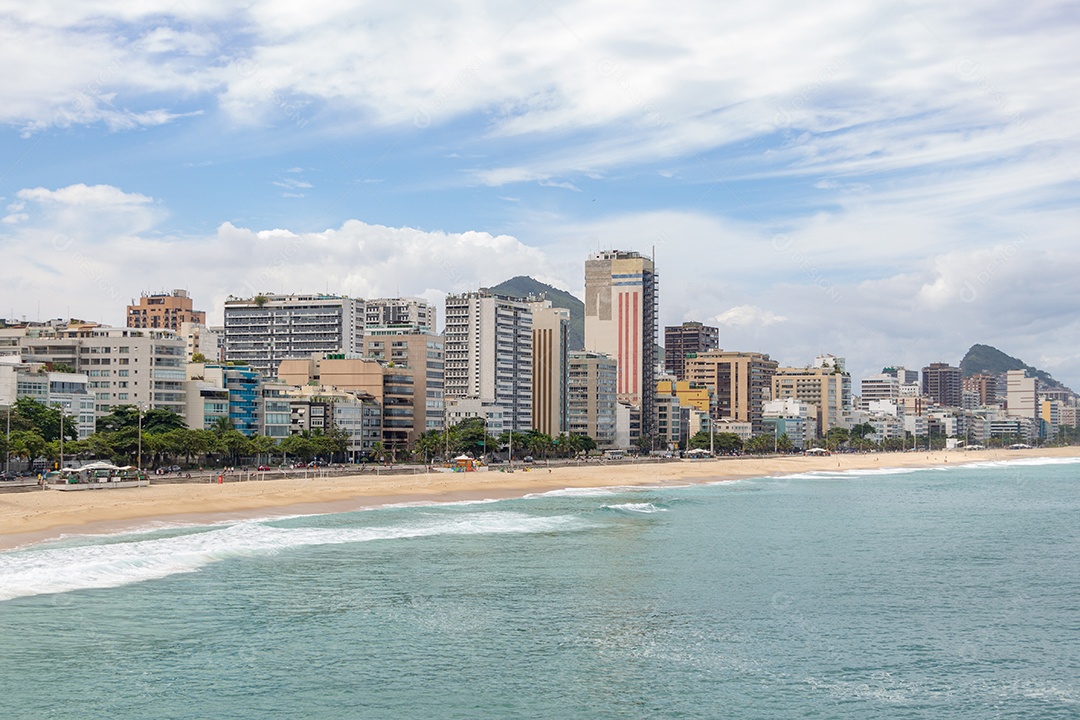 praia do leblon com areia vazia durante a pandemia de coronavírus no Rio de Janeiro, Brasil.