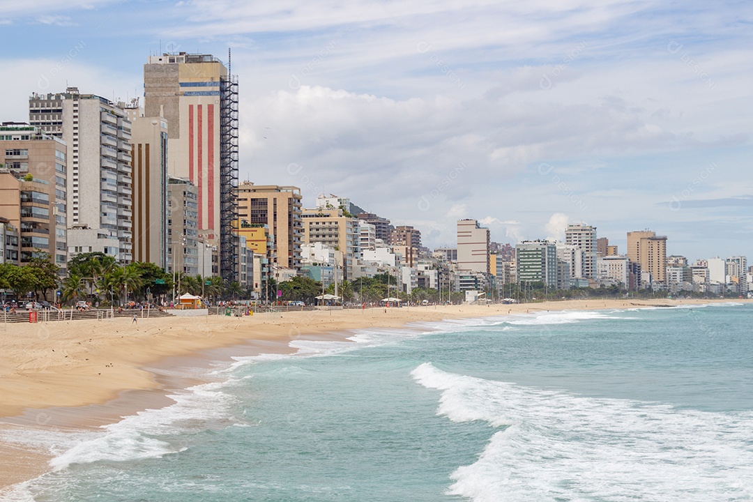 praia do leblon com areia vazia durante a pandemia de coronavírus no Rio de Janeiro, Brasil.