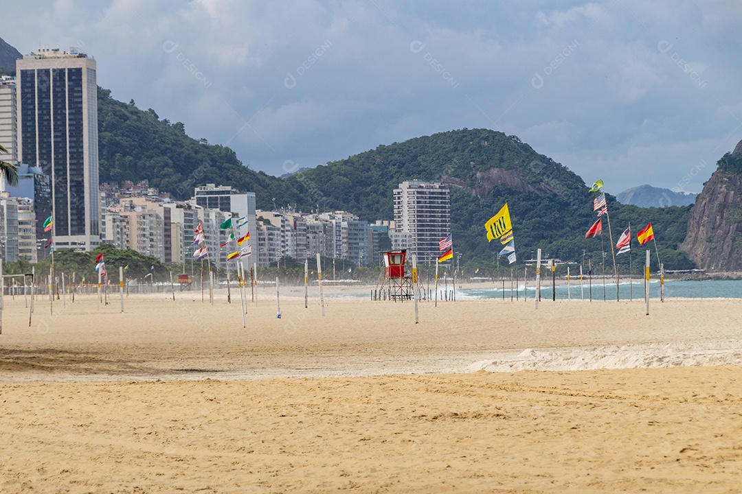 Praia de Copacabana vazia durante a quarentena da pandemia de coronavírus no Rio de Janeiro Brasil.