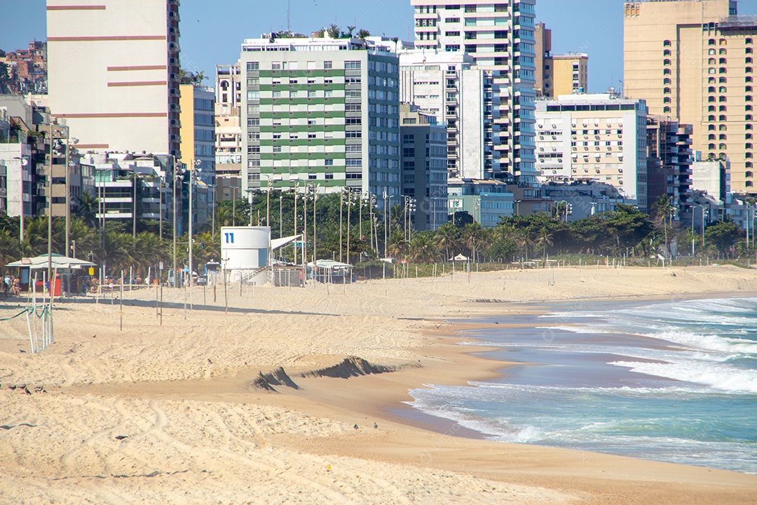 Praia de Copacabana vazia durante a quarentena da pandemia de coronavírus no Rio de Janeiro Brasil.