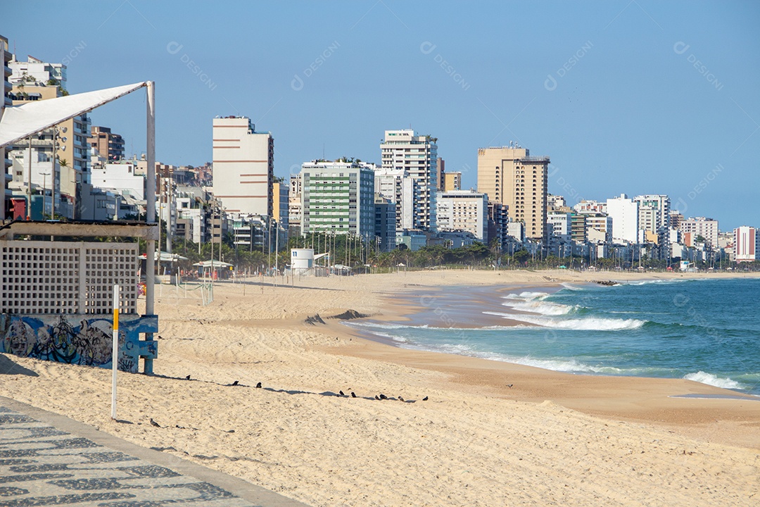 praia do leblon com areia vazia durante a pandemia de coronavírus no Rio de Janeiro, Brasil.