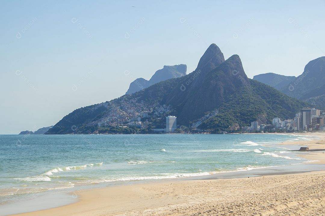 praia do leblon com areia vazia durante a pandemia de coronavírus no Rio de Janeiro, Brasil.
