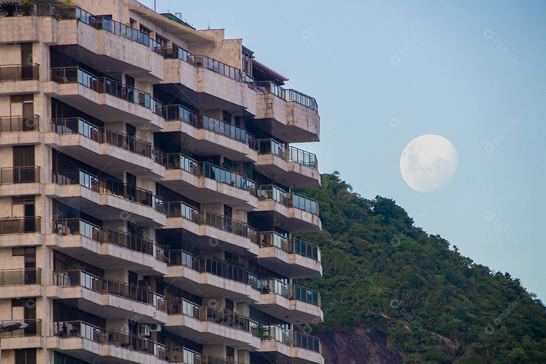 Nascer do sol da super lua na praia de Copacabana no Rio de Janeiro Brasil.