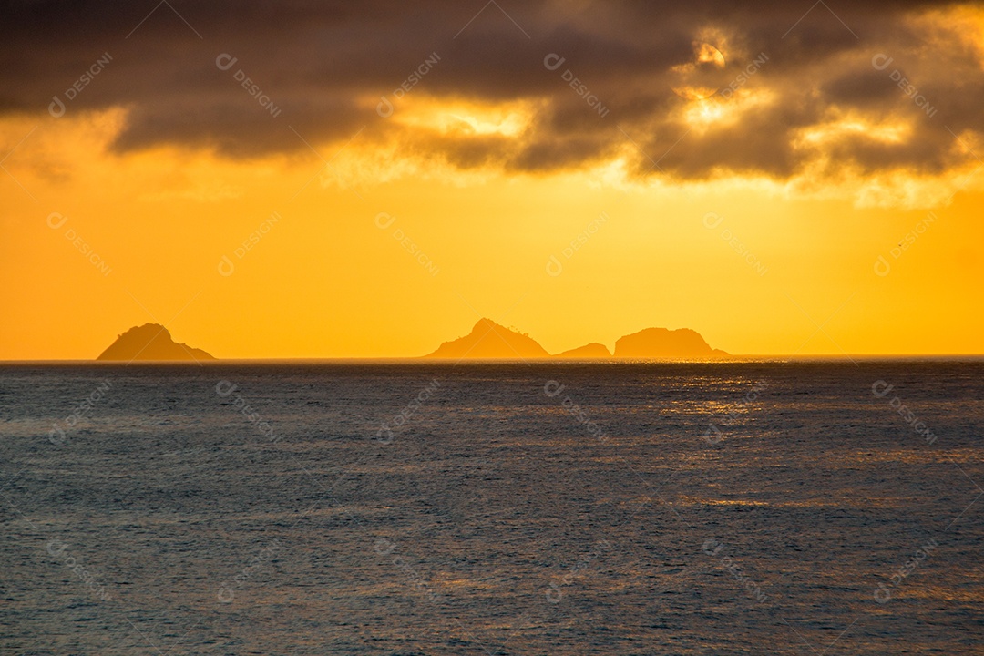 pôr do sol na praia do arpoador no Rio de Janeiro Brasil
