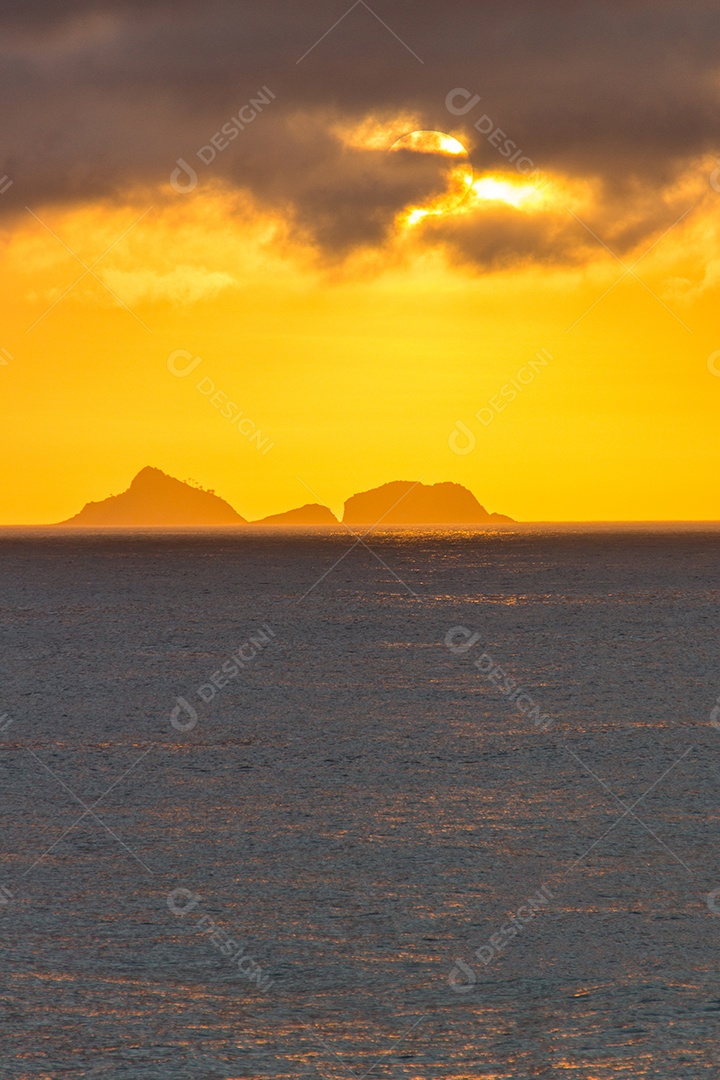 pôr do sol na praia do arpoador no Rio de Janeiro Brasil
