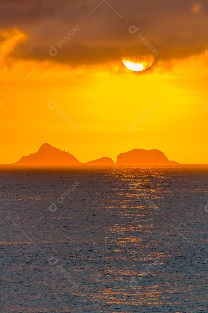 pôr do sol na praia do arpoador no Rio de Janeiro Brasil