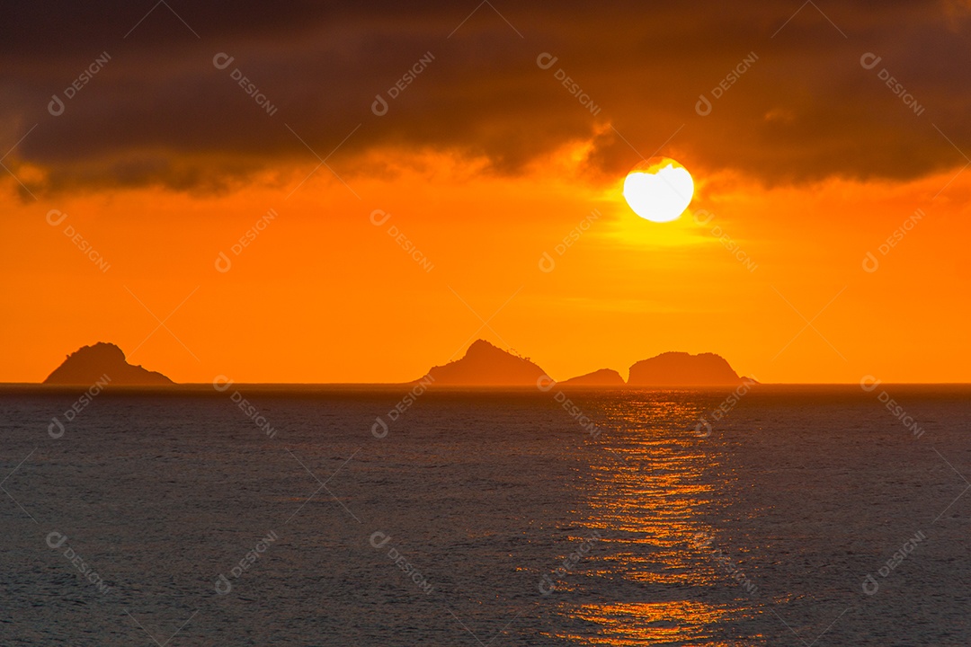 pôr do sol na praia do arpoador no Rio de Janeiro Brasil