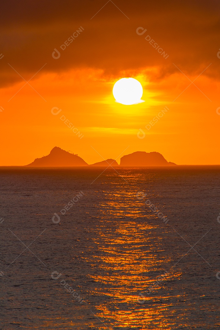 pôr do sol na praia do arpoador no Rio de Janeiro Brasil