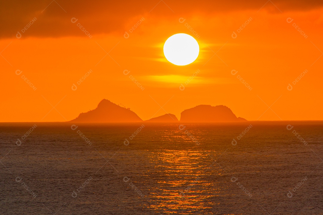 pôr do sol na praia do arpoador no Rio de Janeiro Brasil