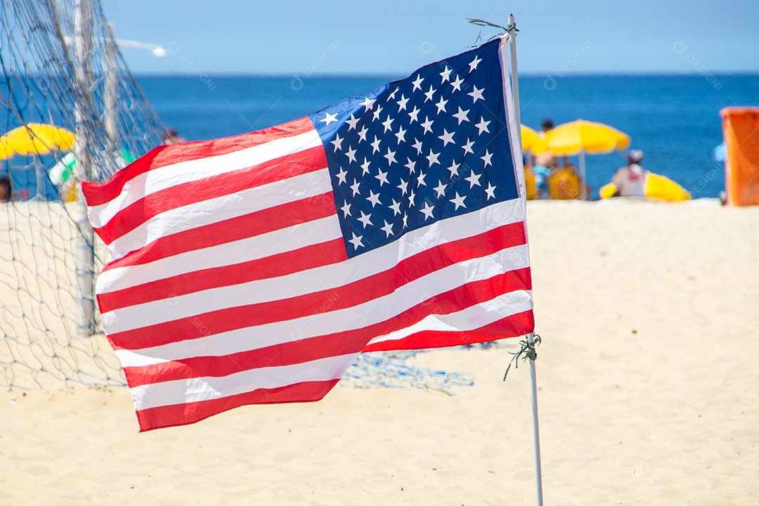 bandeira dos Estados Unidos da América ao ar livre na praia de Copacabana no Rio de Janeiro Brasil.
