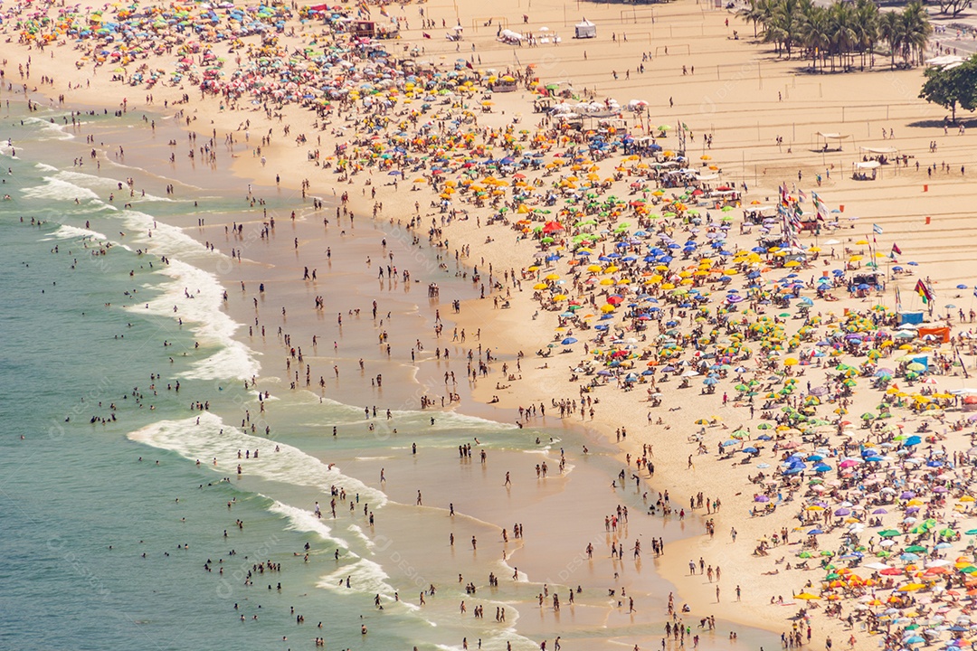 Praia de Copacabana cheia em um típico domingo ensolarado no Rio de Janeiro Brasil.