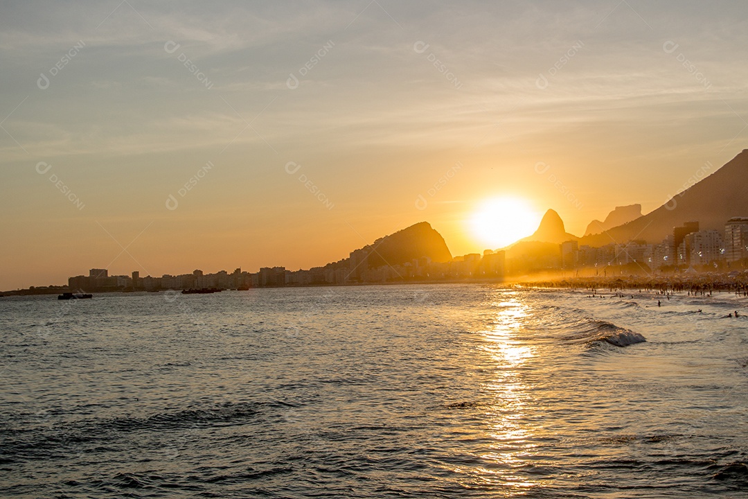 pôr do sol na praia do leme em copacabana no Rio de Janeiro Brasil