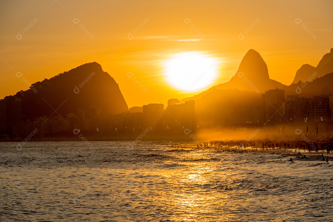 pôr do sol na praia do leme em copacabana no Rio de Janeiro Brasil