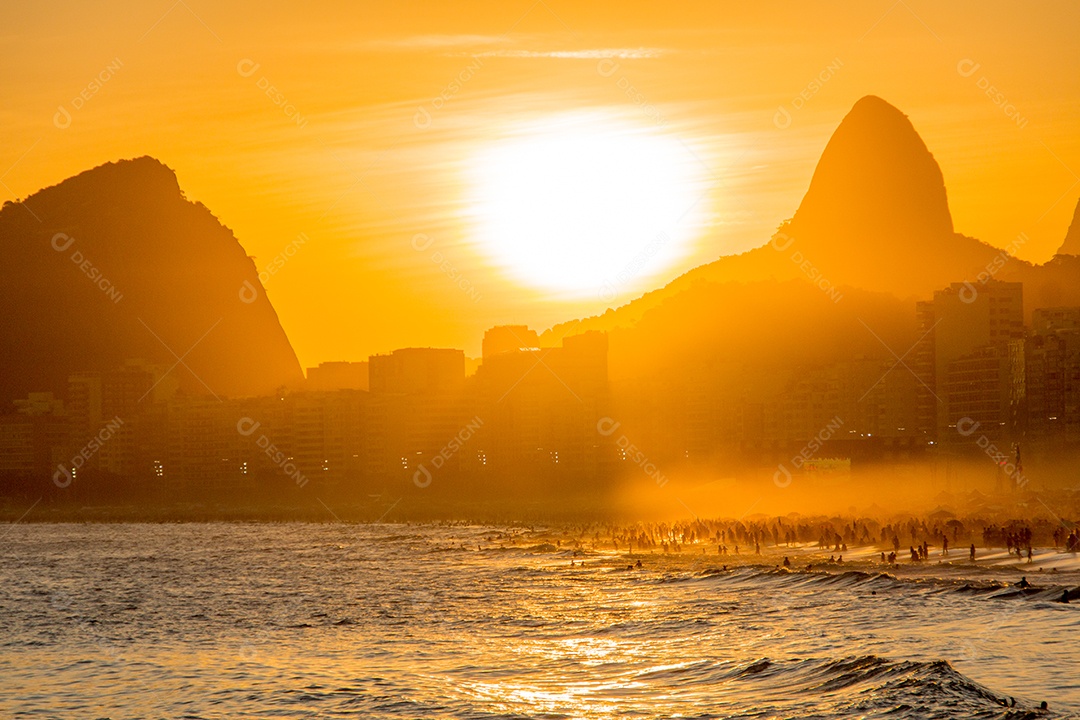 pôr do sol na praia do leme em copacabana no Rio de Janeiro Brasil
