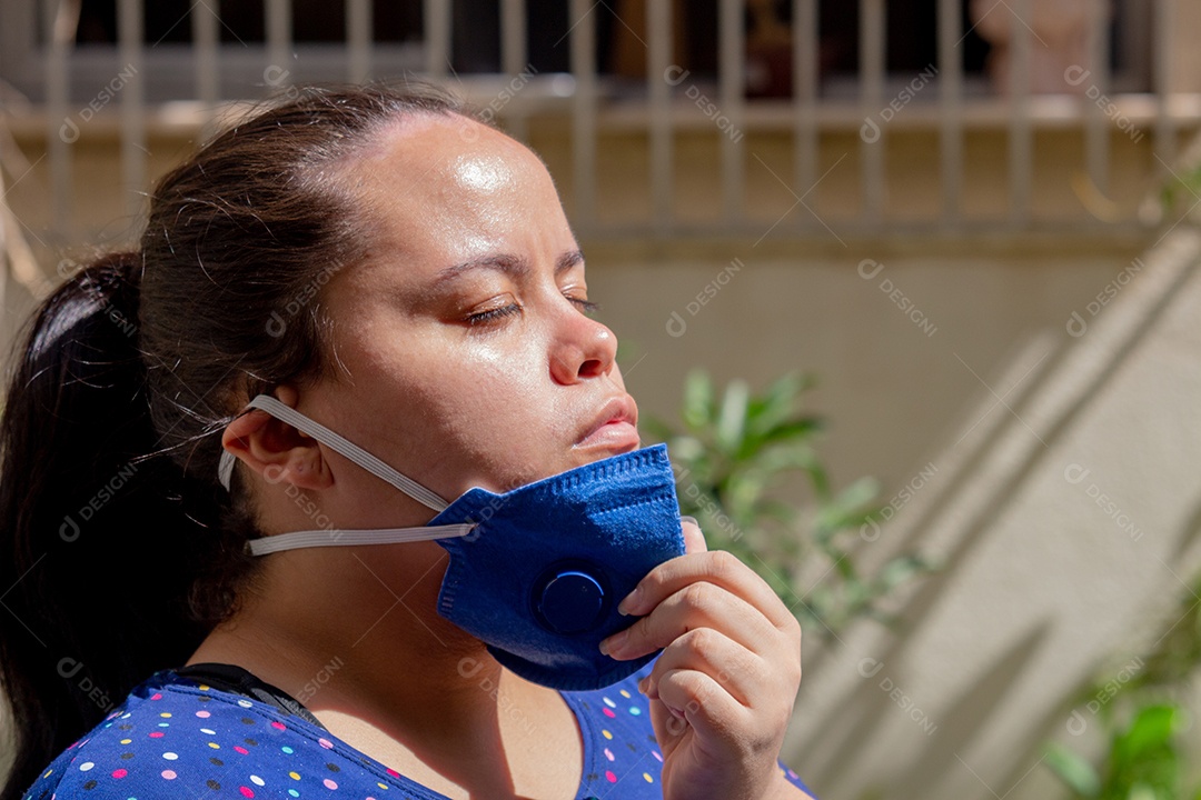 Mulher com marcas no rosto e máscara pff2 n95, proteção contra coronavírus no Rio de Janeiro Brasil.