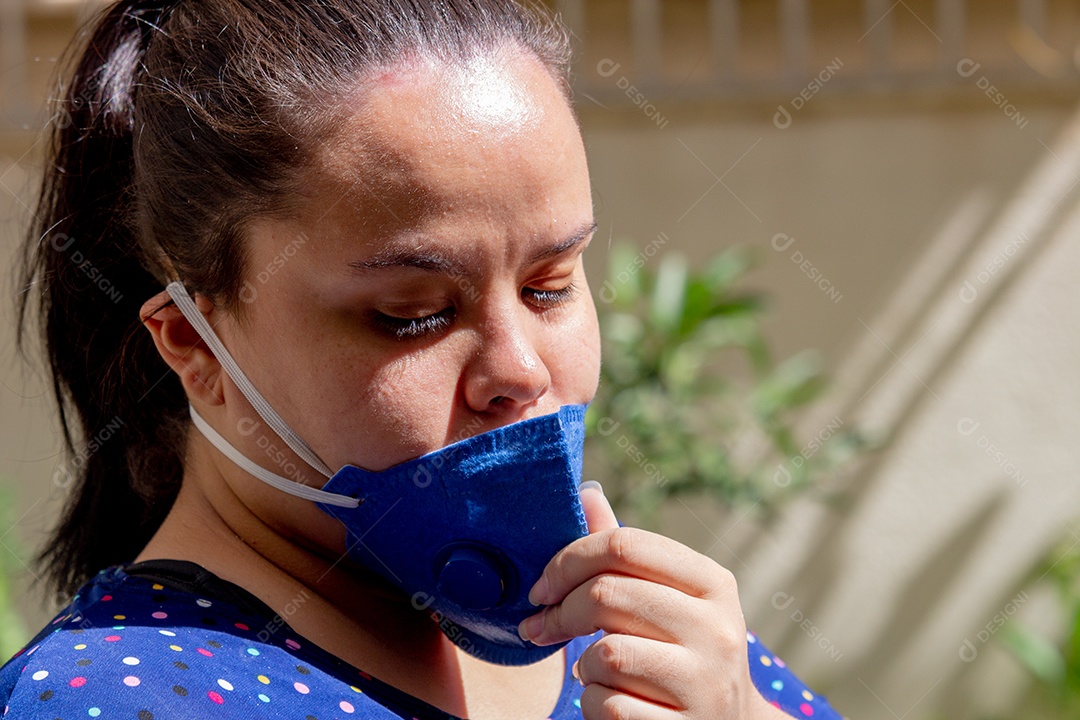 Mulher com marcas no rosto e máscara pff2 n95, proteção contra coronavírus no Rio de Janeiro Brasil.