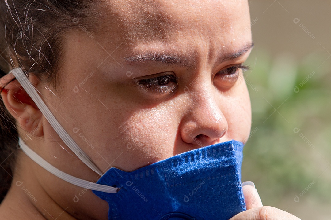 Mulher com marcas no rosto e máscara pff2 n95, proteção contra coronavírus no Rio de Janeiro Brasil.
