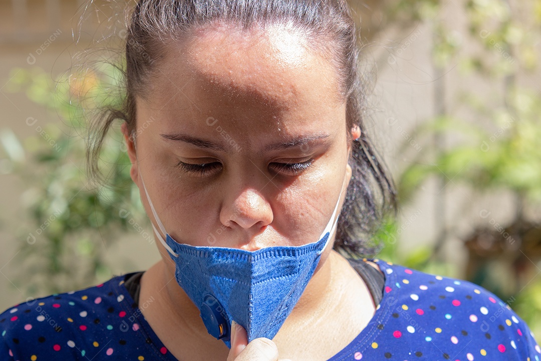 Mulher com marcas no rosto e máscara pff2 n95, proteção contra coronavírus no Rio de Janeiro Brasil.