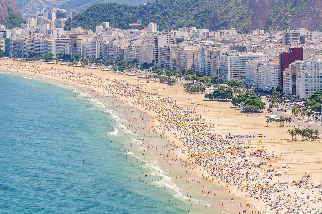 Praia de Copacabana cheia em um típico domingo ensolarado no Rio de Janeiro Brasil.