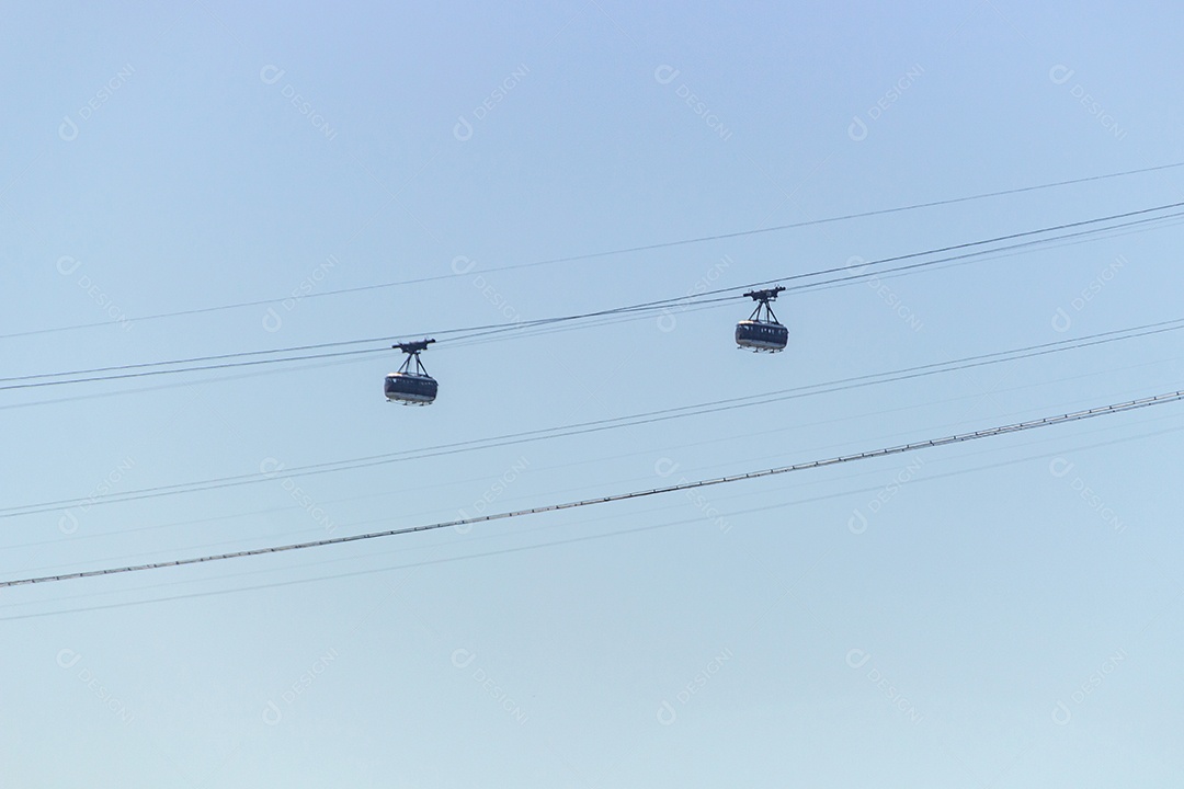 Teleférico do Pão de Açúcar com um lindo céu azul ao fundo, uma das principais atrações turísticas do Rio de Janeiro Brasil.