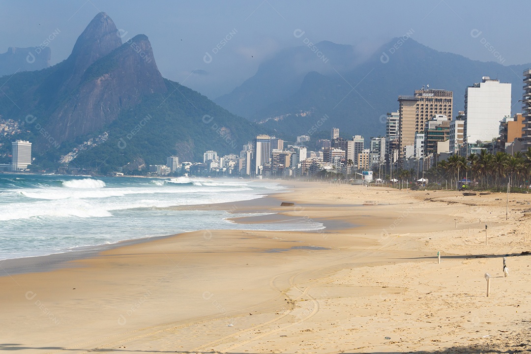 praia de ipanema vazia durante a quarentena da pandemia de coronavírus no rio de janeiro Brasil.