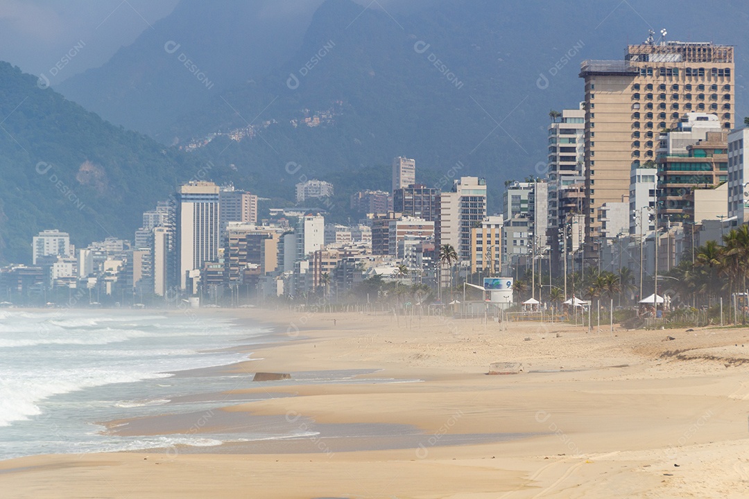 praia de ipanema vazia durante a quarentena da pandemia de coronavírus no rio de janeiro Brasil.