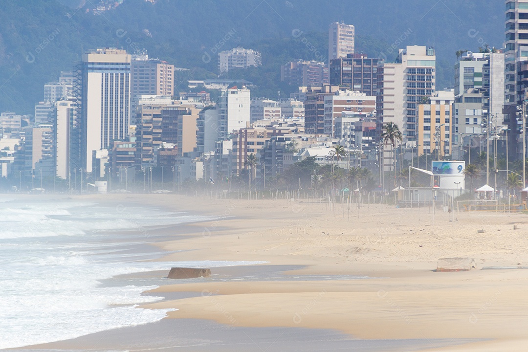 praia de ipanema vazia durante a quarentena da pandemia de coronavírus no rio de janeiro Brasil.