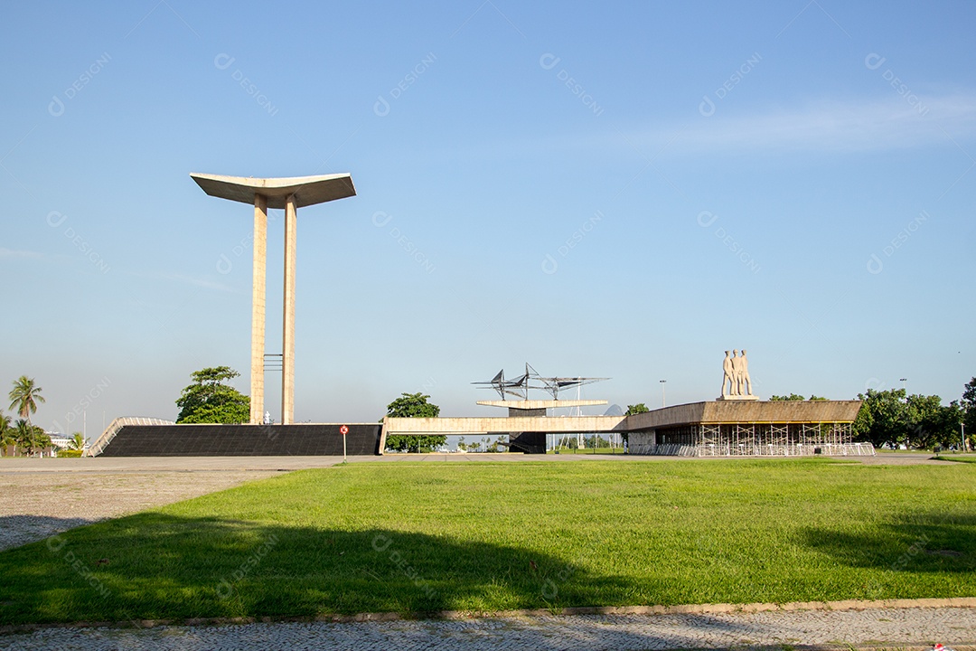 pequeno monumento quadrado em homenagem aos soldados mortos na Segunda Guerra Mundial.