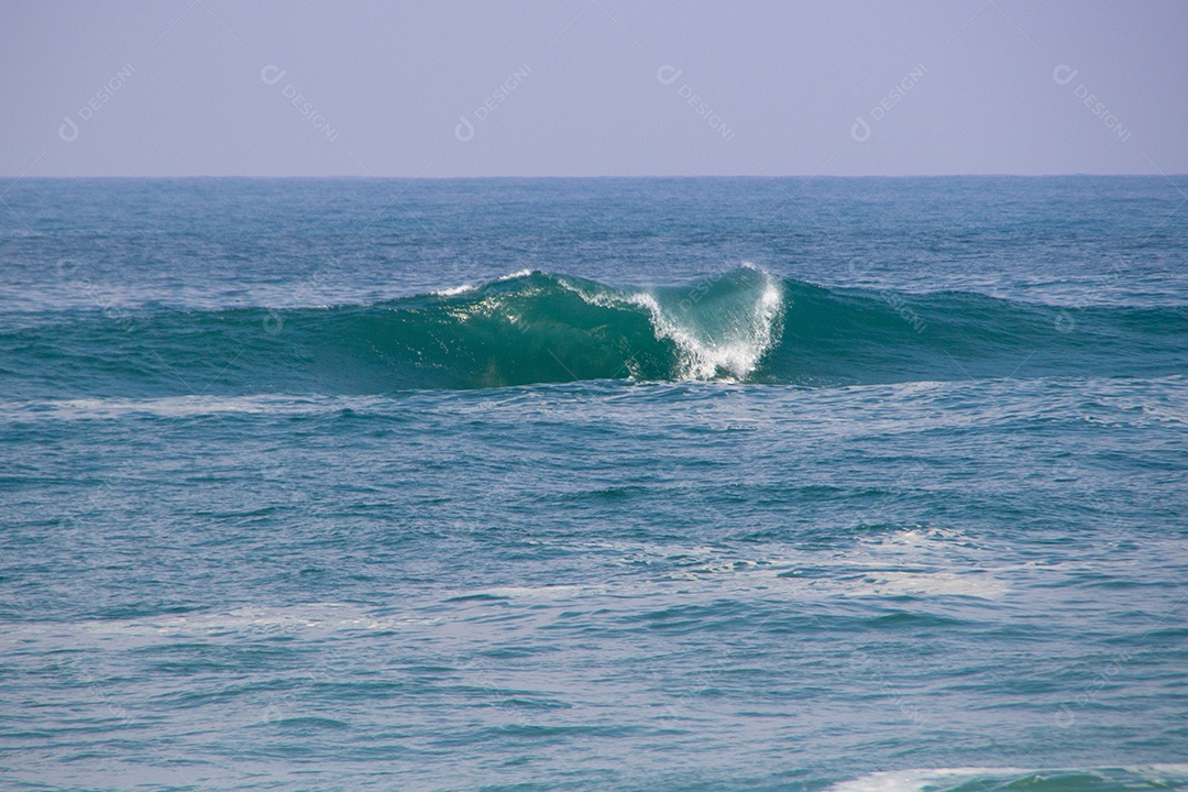 castelinho do posto oito de ipanema, uma onda rara que só acontece nos dias de ressaca no rio de janeiro Brasil.