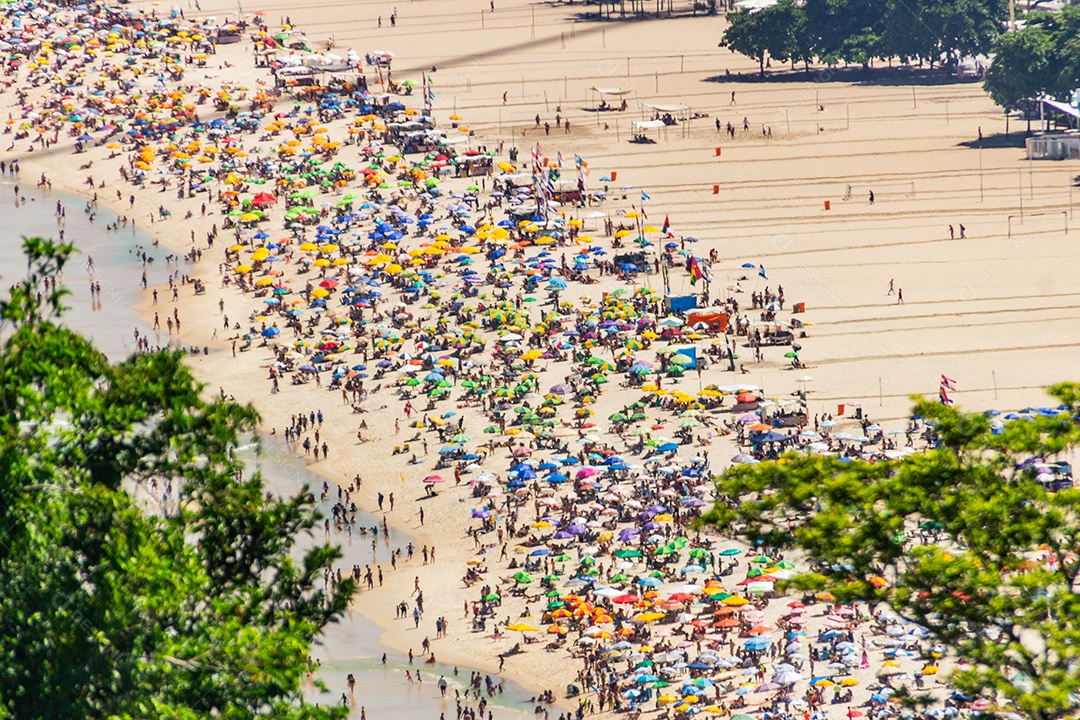 Praia de Copacabana cheia em um típico domingo ensolarado no Rio de Janeiro Brasil.