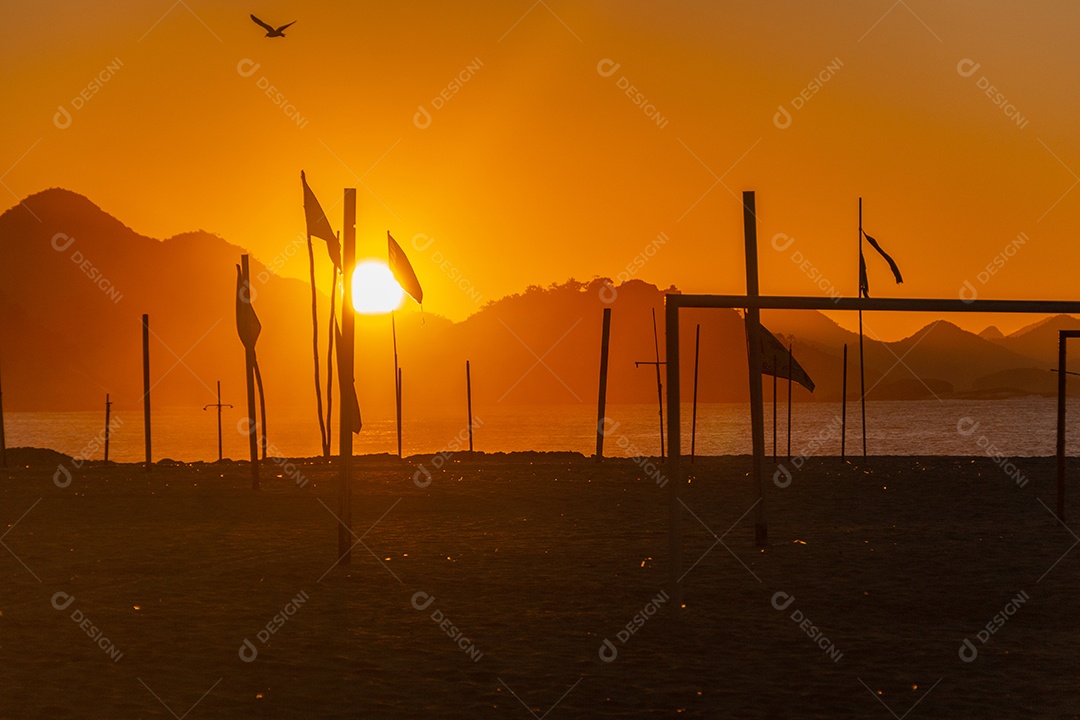 nascer do sol na praia de Copacabana no Rio de Janeiro Brasil.