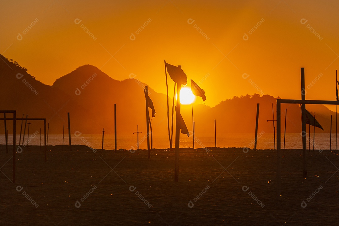 nascer do sol na praia de Copacabana no Rio de Janeiro Brasil.