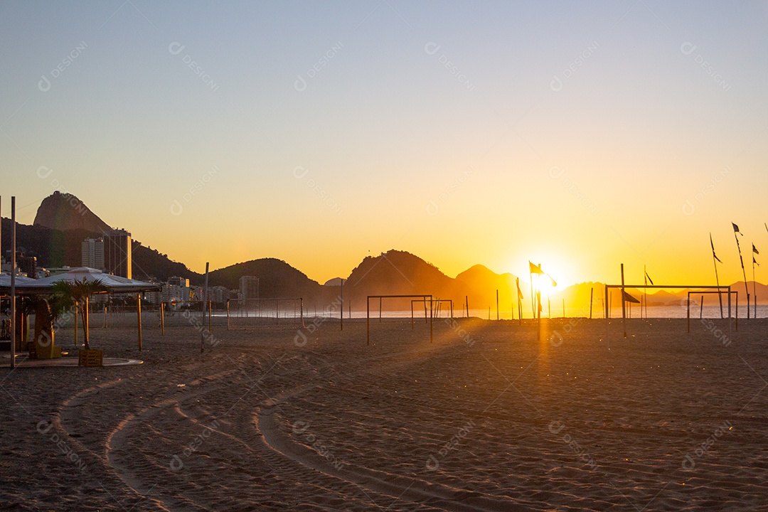 nascer do sol na praia de Copacabana no Rio de Janeiro Brasil.