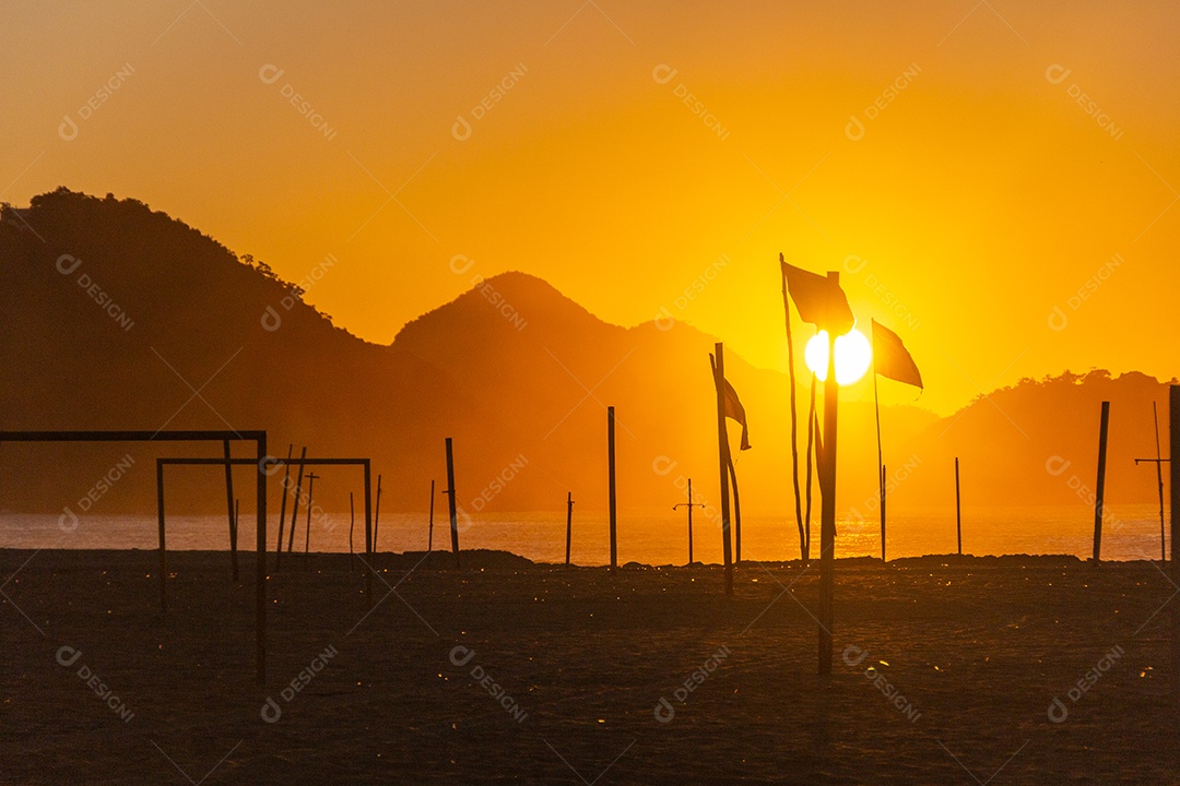 nascer do sol na praia de Copacabana no Rio de Janeiro Brasil.