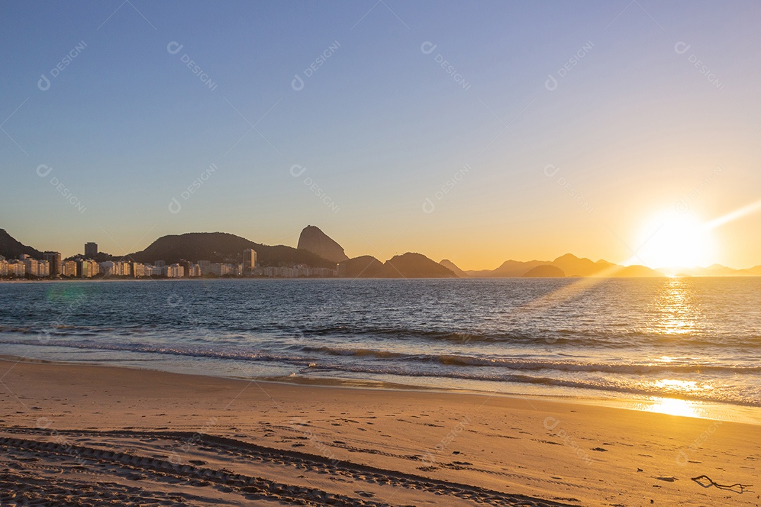 nascer do sol na praia de Copacabana no Rio de Janeiro Brasil.