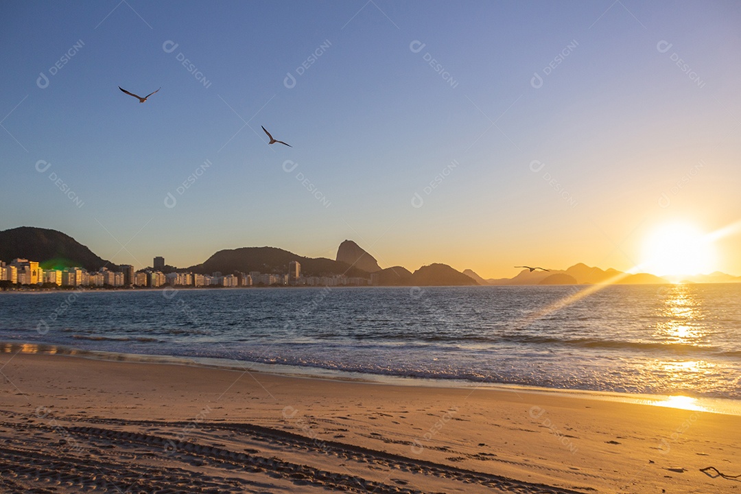 nascer do sol na praia de Copacabana no Rio de Janeiro Brasil.
