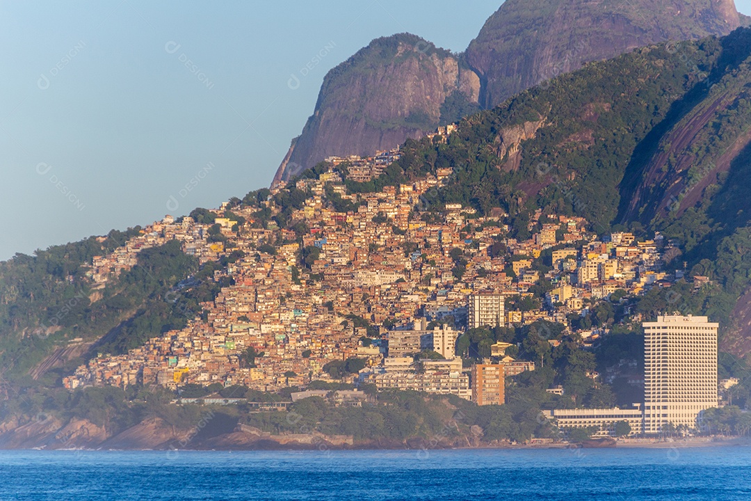 vidigal o morro visto da praia de Ipanema no Rio de Janeiro Brasil.