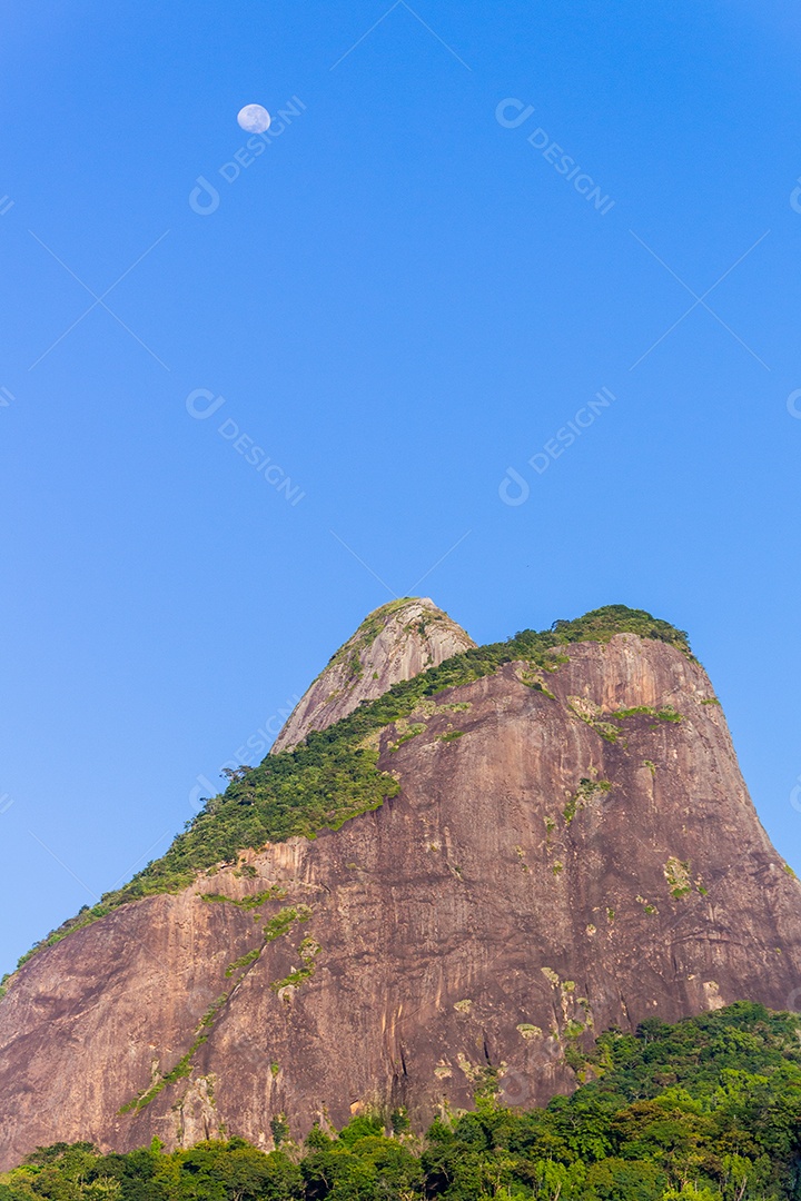 Morro Dois Irmãos com a lua se pondo no Rio de Janeiro Brasil.