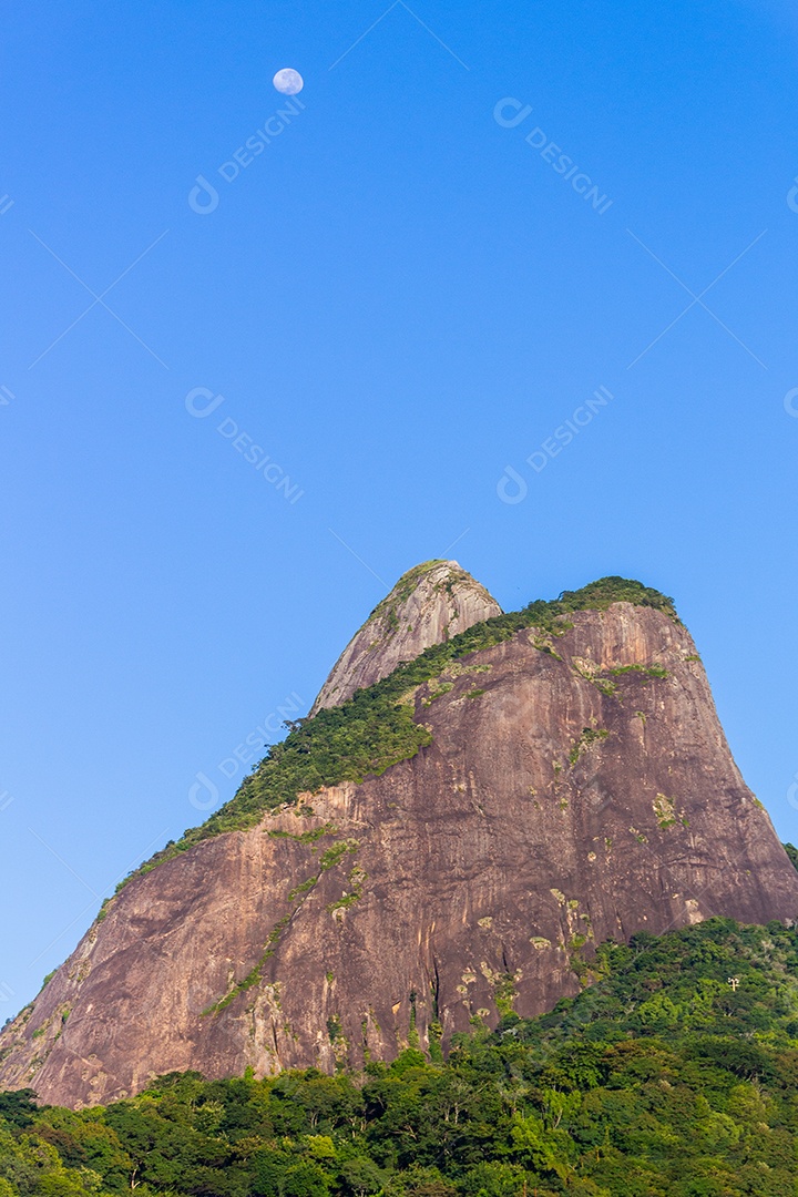 Morro Dois Irmãos com a lua se pondo no Rio de Janeiro Brasil.