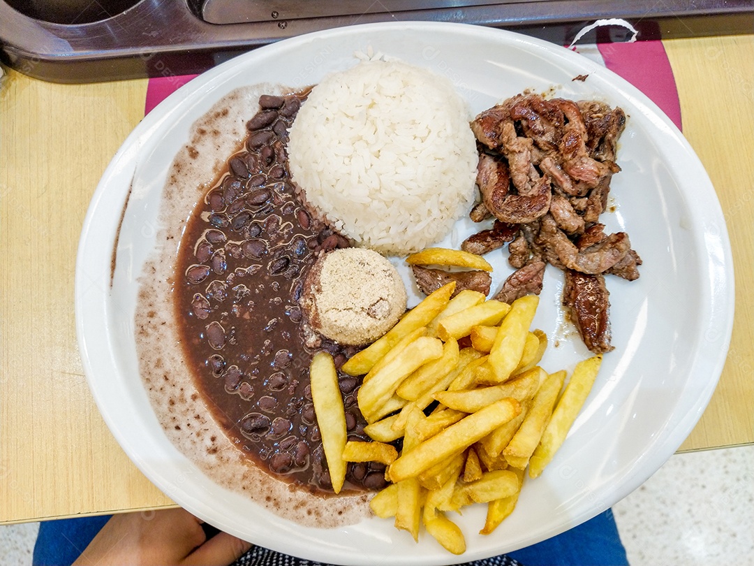 arroz, feijão, farofa, batata frita e isca de carne, comida típica brasileira.