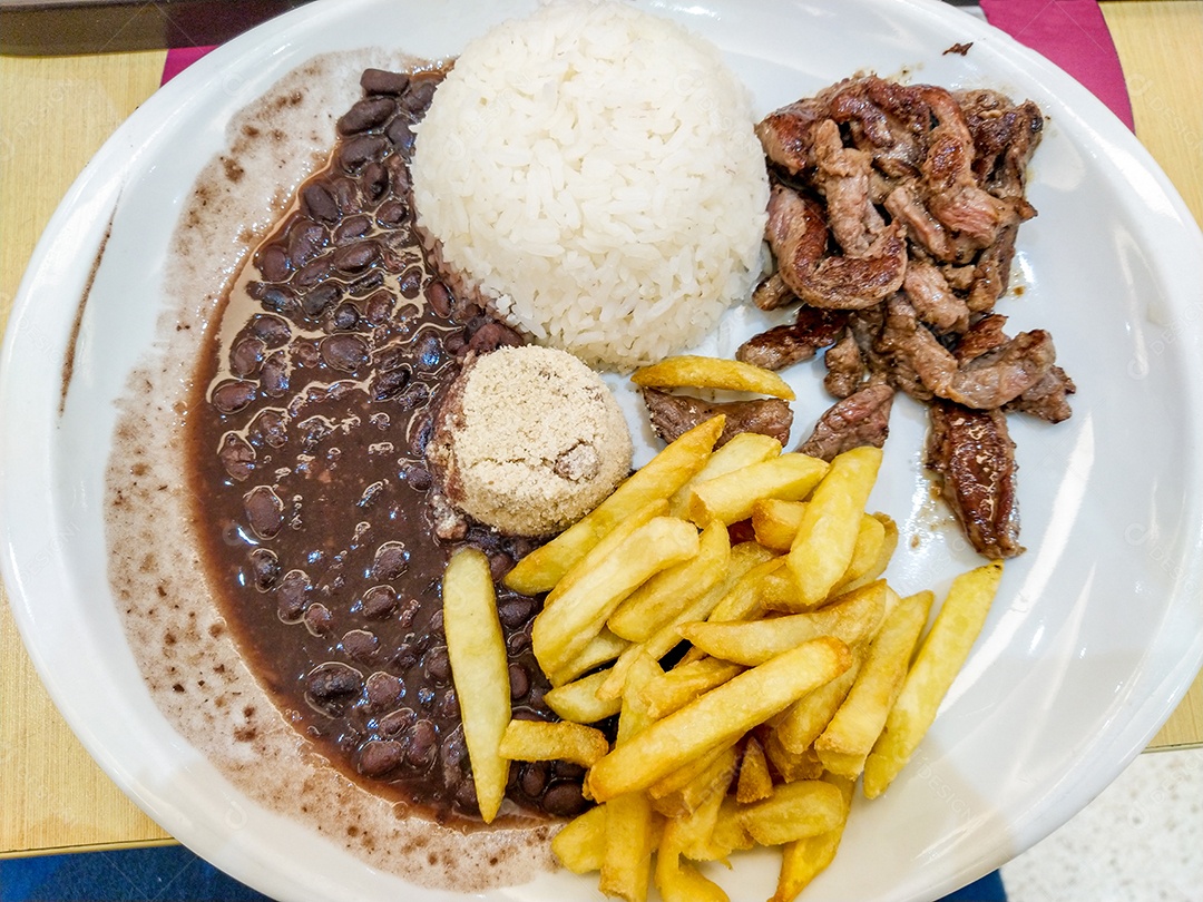 arroz, feijão, farofa, batata frita e isca de carne, comida típica brasileira.