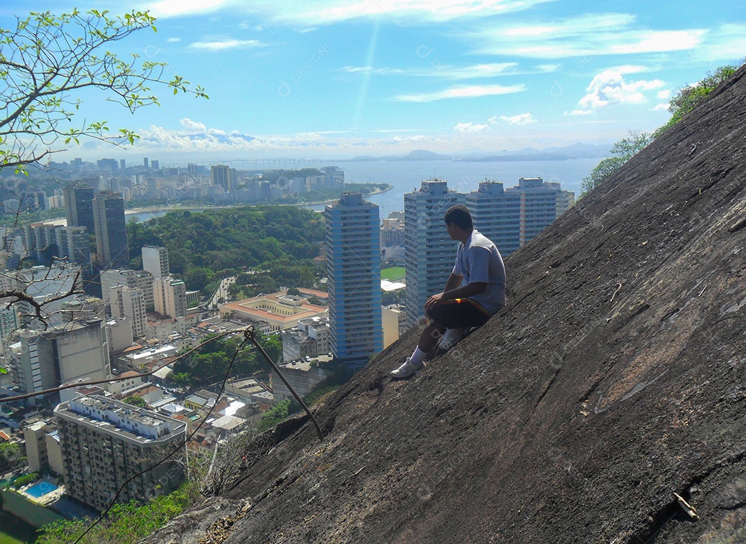 jovem admirando o visual do morro do bairro de Botafogo joão são (morro são joão) no Rio de Janeiro, Brasil.