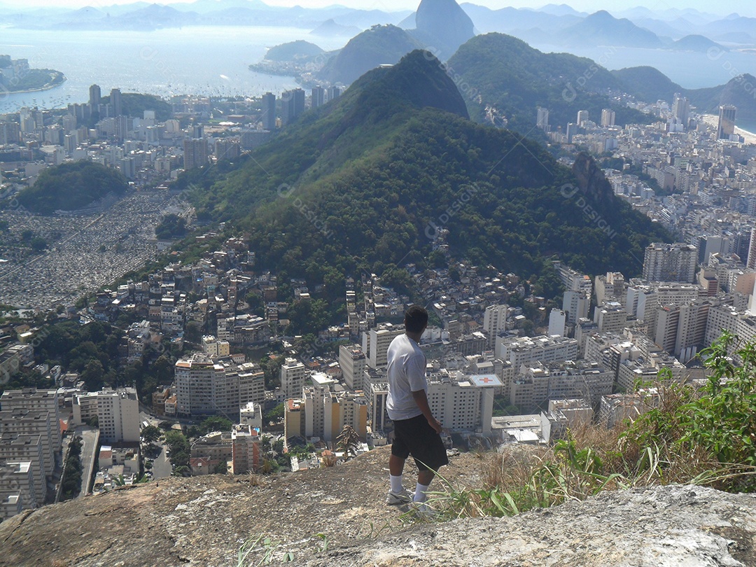 homem olhando para o bairro de Copacabana das cabras do morro (morro dos cabritos) no Rio de Janeiro, Brasil.